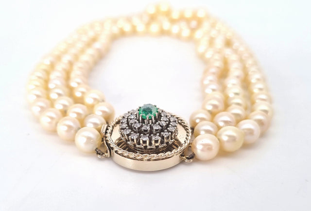 Edle Perlen-Kropfkette mit Diamant-Smaragd-Verschluss