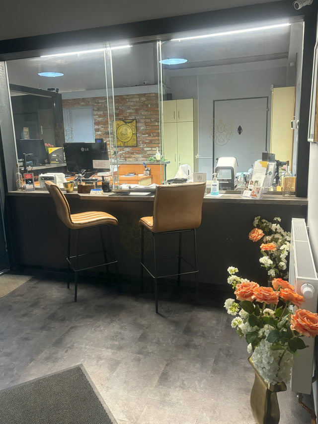 Eingangsbereich einer Ankaufstelle mit Stühlen