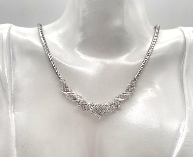Exklusives Weißgold-Collier mit 2,65 ct Diamanten