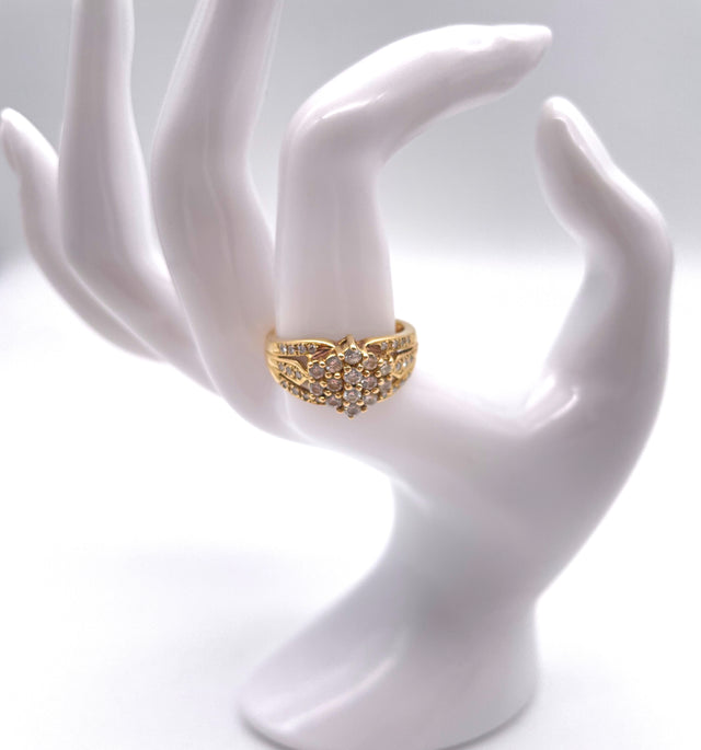 Edler Goldring mit Brillianten