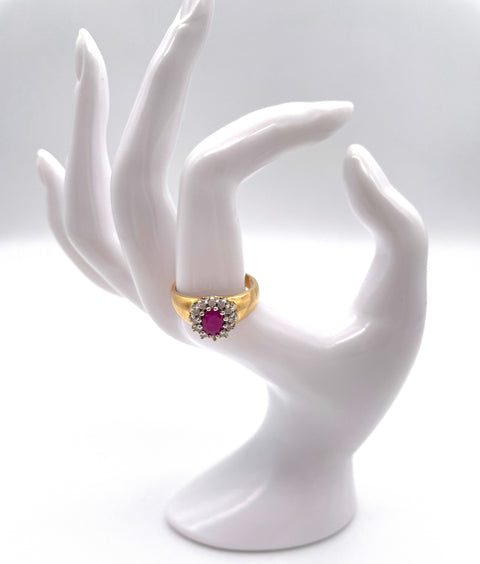 Goldring mit Brilliant und Rubin