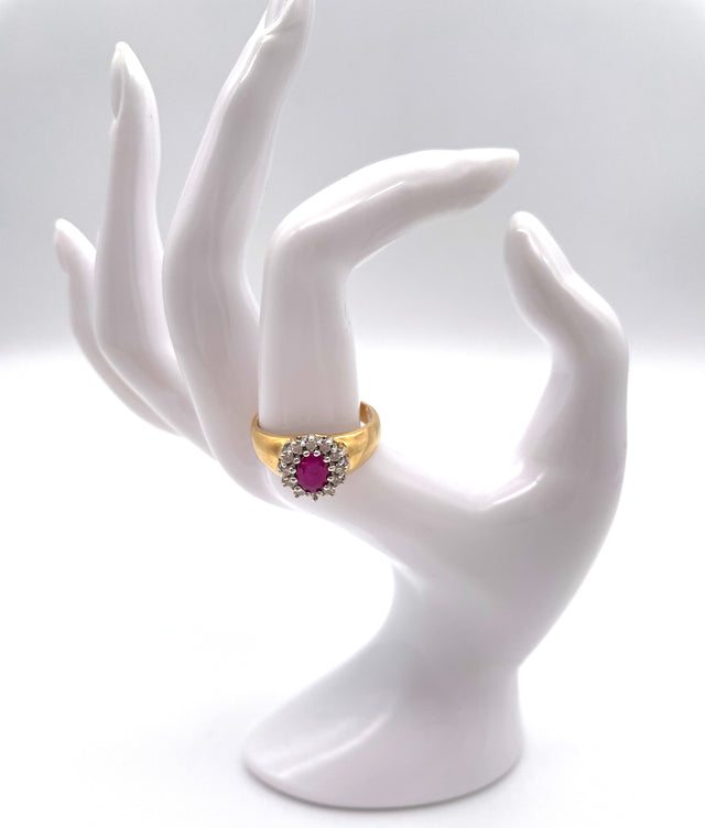 Goldring mit Brilliant und Rubin