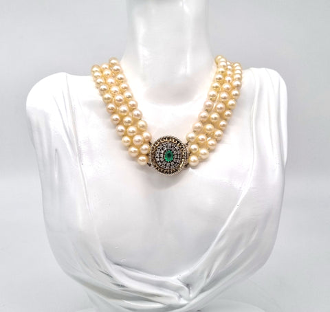 Edle Perlen-Kropfkette mit Diamant-Smaragd-Verschluss