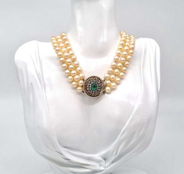 Edle Perlen-Kropfkette mit Diamant-Smaragd-Verschluss