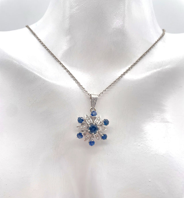 Elegante Weißgold-Kette mit Blumenanhänger aus Saphiren & Brillanten