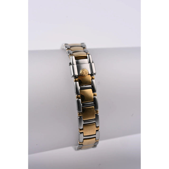 Patek Philippe Lady Nautilus Ref. 4700 Bicolor-Armband mit Faltschliesse und Calatrava-Kreuz, Detailaufnahme