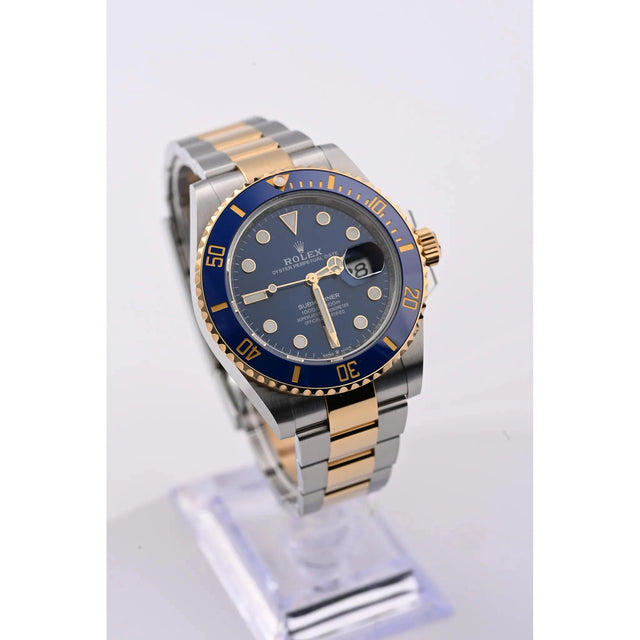 Rolex Submariner Date 126613LB Bluesy perspektivische Ansicht auf Zifferblatt und Zweifarben-Armband