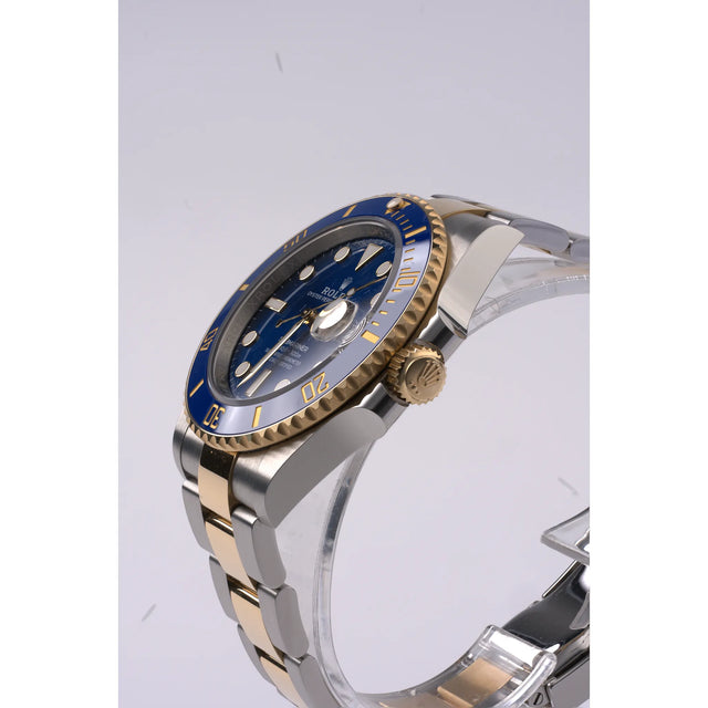 Rolex Submariner Date 126613LB Bluesy seitlich-schräg mit Blick auf Gehäuse und Cerachrom-Lünette
