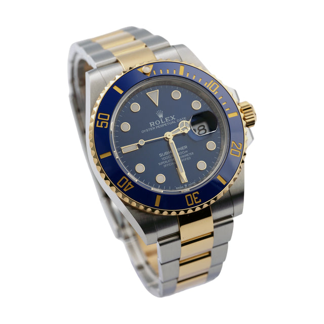 Rolex Submariner Date 126613LB Bluesy perspektivische Ansicht auf Zifferblatt und Zweifarben-Armband