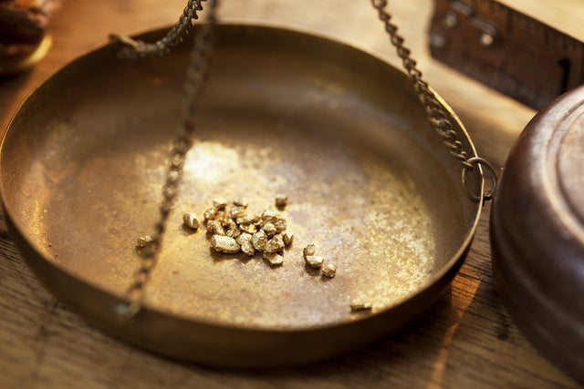 Goldstücke in einer Waagschale