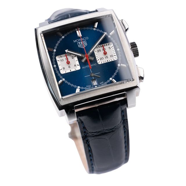 TAG Heuer Monaco CBL2111.FC6453 mit blauem Zifferblatt, Edelstahlgehäuse und blauem Lederband, Frontansicht