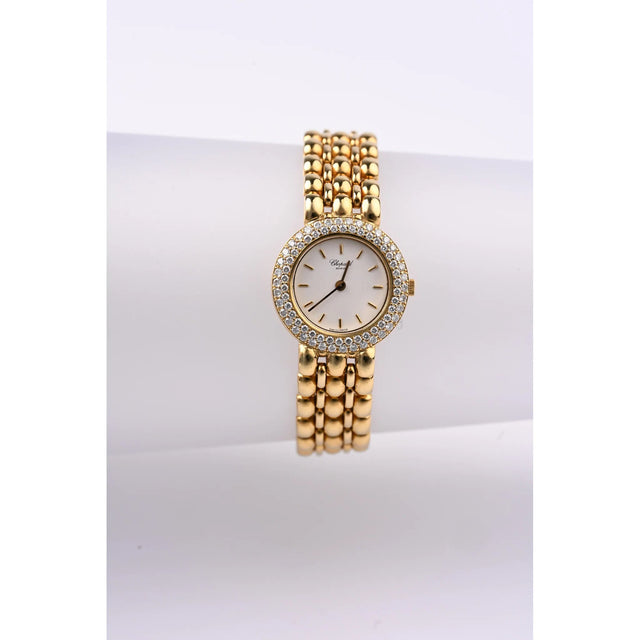 Chopard Damenuhr 18K Gelbgold mit Diamantluenette, komplette Ansicht mit Goldarmband