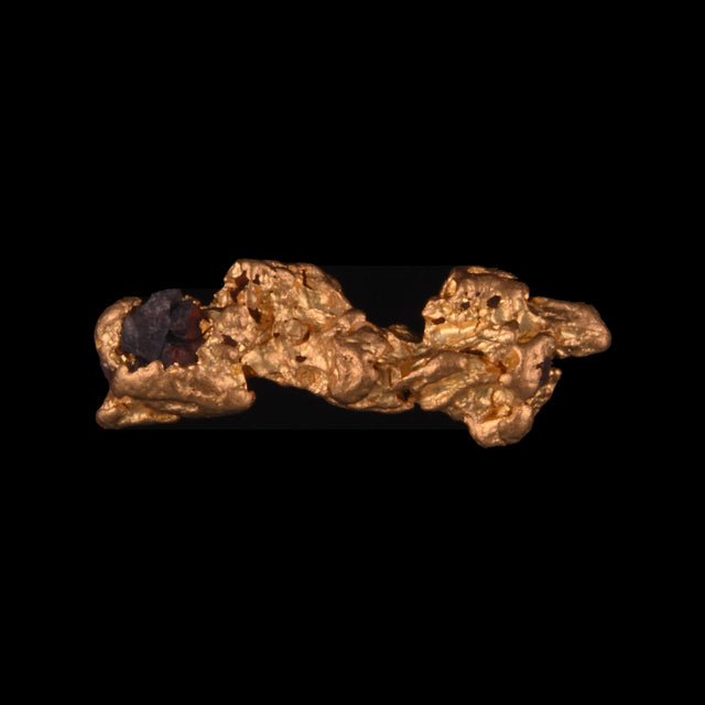 Goldnugget aus Leonora, Westaustralien, 0,55 g, Unikat Nr. 26-0182, freigestellt vor schwarzem Grund