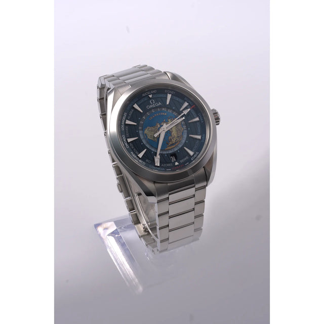 Omega Seamaster Aqua Terra 150M GMT Worldtimer (Ref. 220.10.43.22.03.001) mit blauem Weltzeit-Zifferblatt und Edelstahlarmband, Frontansicht