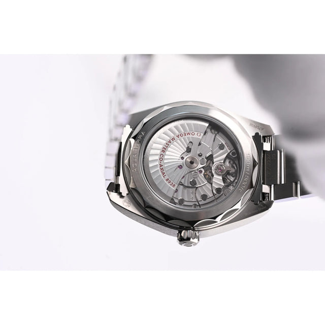 Omega Seamaster Aqua Terra 150M GMT Worldtimer Blick auf das Uhrwerk durch den Saphirglas-Gehaeuseboden