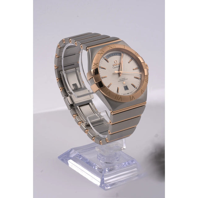 Omega Constellation Co-Axial Day-Date 38 mm (Ref. 123.20.38.22.02.001) in Edelstahl/Rotgold mit silbernem Zifferblatt, Frontansicht