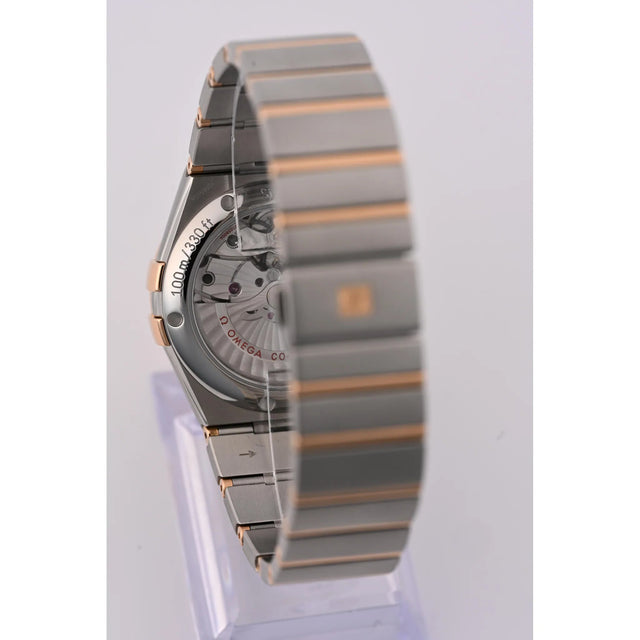 Omega Constellation Co-Axial Day-Date 38 mm Saphirglas-Sichtboden, Seitenansicht mit Armband