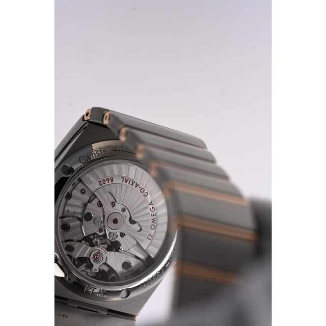 Omega Constellation Co-Axial Kaliber 8602 durch den Saphirglas-Sichtboden, Detailaufnahme des Uhrwerks
