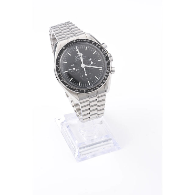 Omega Speedmaster Moonwatch Professional 42 mm auf Uhrenstaender, Frontansicht leicht seitlich