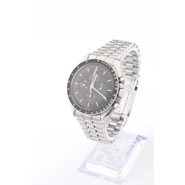 Omega Speedmaster Moonwatch Professional 42 mm auf Uhrenstaender, Frontansicht aus anderem Winkel