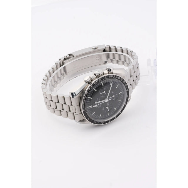 Omega Speedmaster Moonwatch Professional 42 mm Seitenansicht mit Edelstahlgehaeuse und Armband