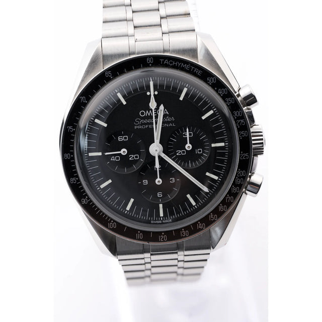 Omega Speedmaster Moonwatch Professional 42 mm (Ref. 310.30.42.50.01.001) mit schwarzem Zifferblatt, Tachymeter-Luenette und Edelstahlarmband, Frontansicht