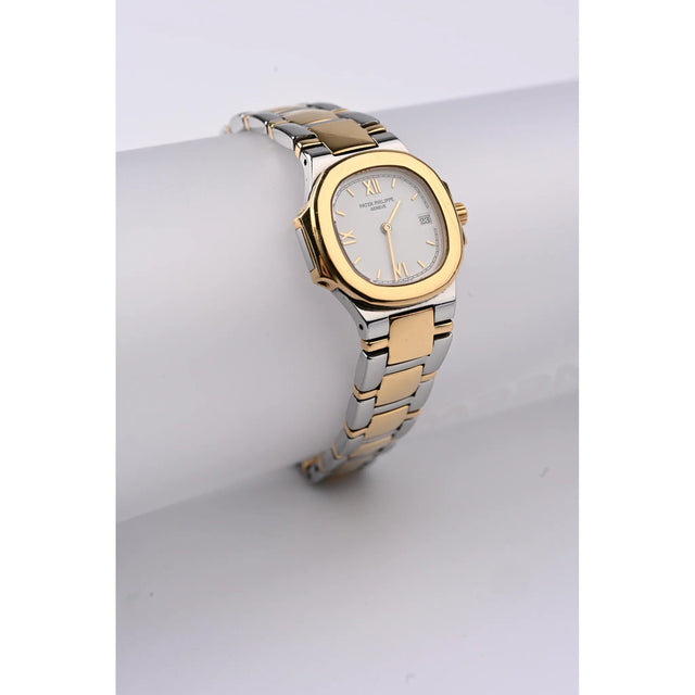 Patek Philippe Lady Nautilus Ref. 4700 Edelstahl/Gelbgold, perspektivische Ansicht mit integriertem Armband