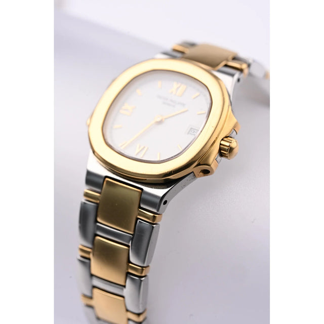 Patek Philippe Lady Nautilus Ref. 4700 Edelstahl/Gelbgold, Schraegansicht mit Krone und Gelbgold-Luenette