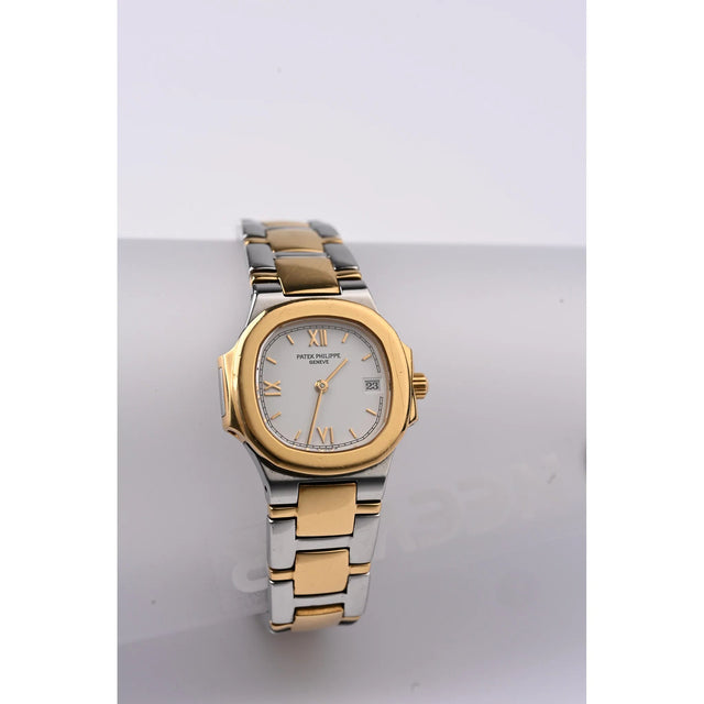 Patek Philippe Lady Nautilus Ref. 4700, Seitenansicht mit Krone und Bicolor-Gehaeuse