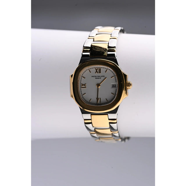 Patek Philippe Lady Nautilus Ref. 4700 in Edelstahl/Gelbgold mit weissem Zifferblatt und Bicolor-Armband, Frontansicht