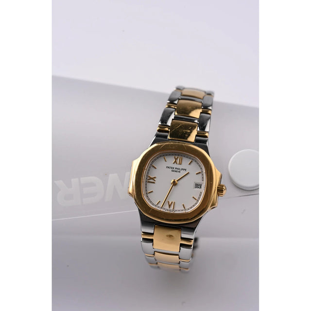 Patek Philippe Lady Nautilus Ref. 4700, Zifferblatt-Nahaufnahme mit Schriftzug Patek Philippe Geneve