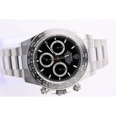 Rolex Daytona 126500LN schwarzes Zifferblatt mit drei Totalisatoren, Tachymeter-Lünette und Datumsanzeige, Detailaufnahme