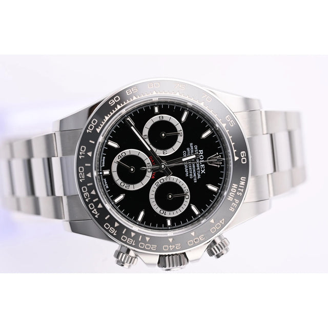 Rolex Daytona 126500LN schwarzes Zifferblatt mit drei Totalisatoren, Tachymeter-Lünette und Datumsanzeige, Detailaufnahme