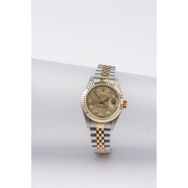 Rolex Lady-Datejust 26 mm Edelstahl/Gelbgold mit Jubile-Armband, komplette Ansicht auf Uhrenstaender