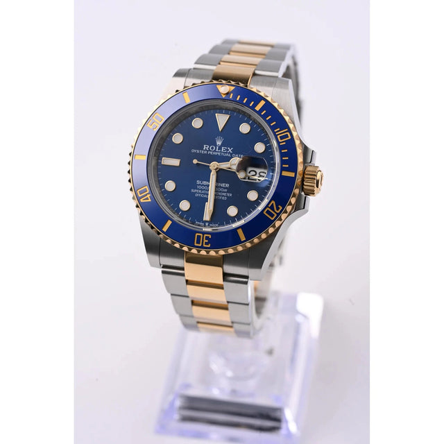 Rolex Submariner Date 126613LB Bluesy in Dreiviertelansicht mit Oystersteel-Gold-Armband