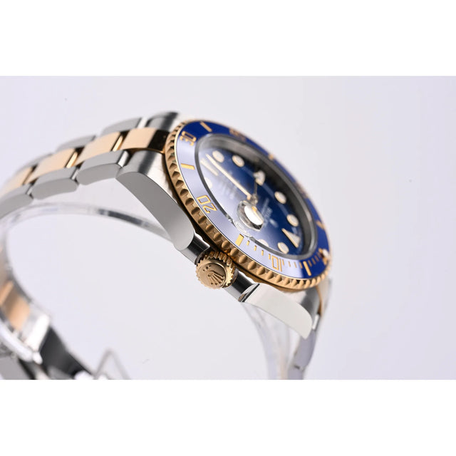 Rolex Submariner Date 126613LB Bluesy Seitenansicht mit verschraubter Krone und Gehäuseflanke