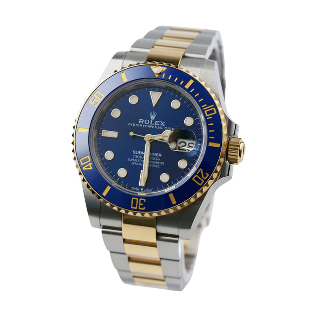 Rolex Submariner Date 126613LB Bluesy in Dreiviertelansicht mit Oystersteel-Gold-Armband