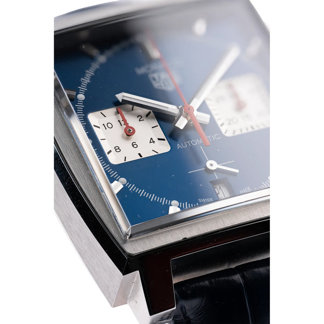 TAG Heuer Monaco CBL2111.FC6453 Zifferblatt-Detail mit Totalisator, roten Akzenten und Datumsanzeige
